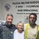Policial rodoviário junto de mãe e professor, que foi reencontrado em estrada no interior de São Paulo após ficar desaparecido por cinco anos - Divulgação / Polícia Militar Rodoviária