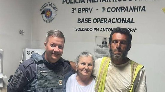 Policial rodoviário junto de mãe e professor, que foi reencontrado em estrada no interior de São Paulo após ficar desaparecido por cinco anos - Divulgação / Polícia Militar Rodoviária
