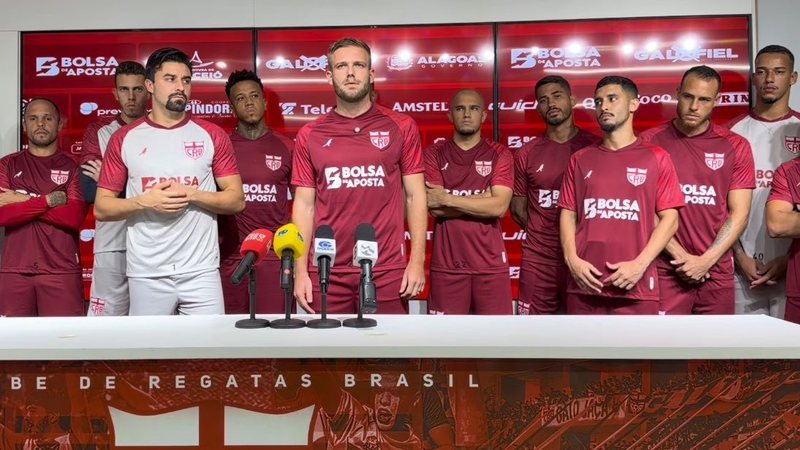 Sem ganhar há 11 jogos, elenco do CRB pede união em pronunciamento: "Estamos fechados com a comissão técnica" - Reprodução / CRB TV
