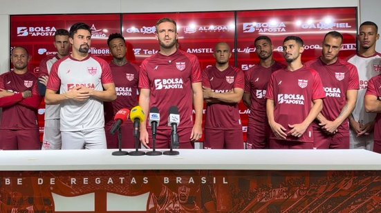 Sem ganhar há 11 jogos, elenco do CRB pede união em pronunciamento: "Estamos fechados com a comissão técnica" - Reprodução / CRB TV