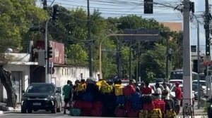Motoristas e entregadores por app protestam contra PL 152 e bloqueiam trecho de avenida na Jatiúca - Junyelle Rocha / TV Pajuçara