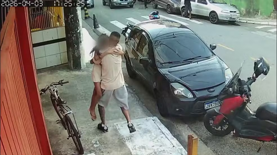 Pai abraça a filha que escapou de atropelamento que matou 2 crianças em Diadema, na Grande SP. - Foto: Reprodução/TV Globo