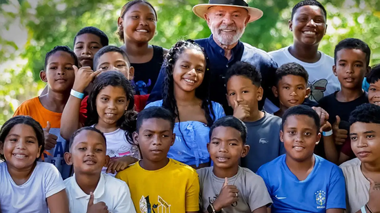 Presidente publicou foto com crianças e ao lado da primeira-dama - Foto: Ricardo Stuckert/PR