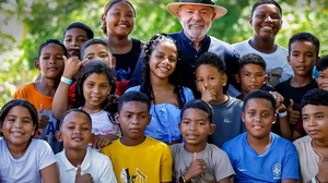 Presidente publicou foto com crianças e ao lado da primeira-dama - Foto: Ricardo Stuckert/PR