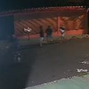 Suspeitos foram flagrados fugindo com sacolas contendo notebooks, celulares e a bicicleta de um dos estudantes da USP - Câmeras de Segurança