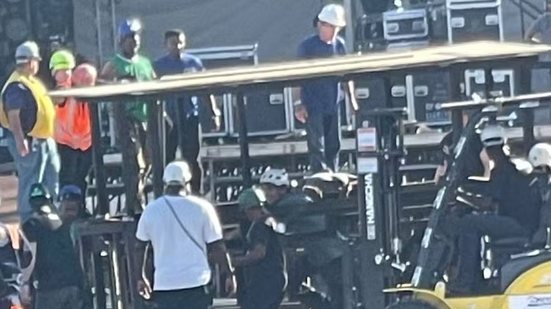 Trabalhador que morreu em montagem de show da Shakira foi imprensado entre elevadores - Reprodução / Redes sociais