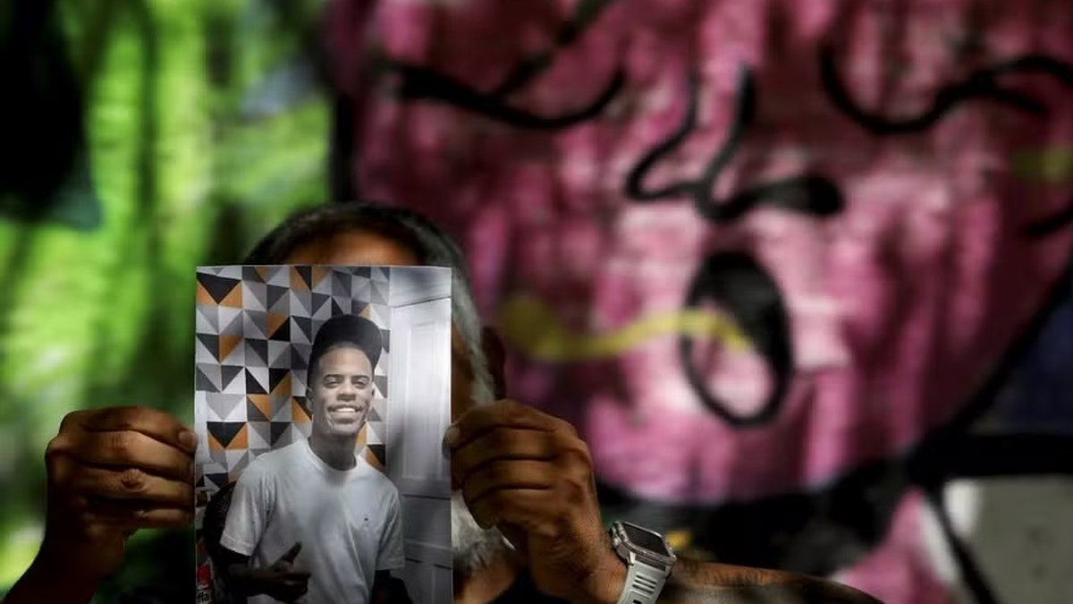 Traficante morto por comparsas escondia arma para entrar em casa pois era filho de PM