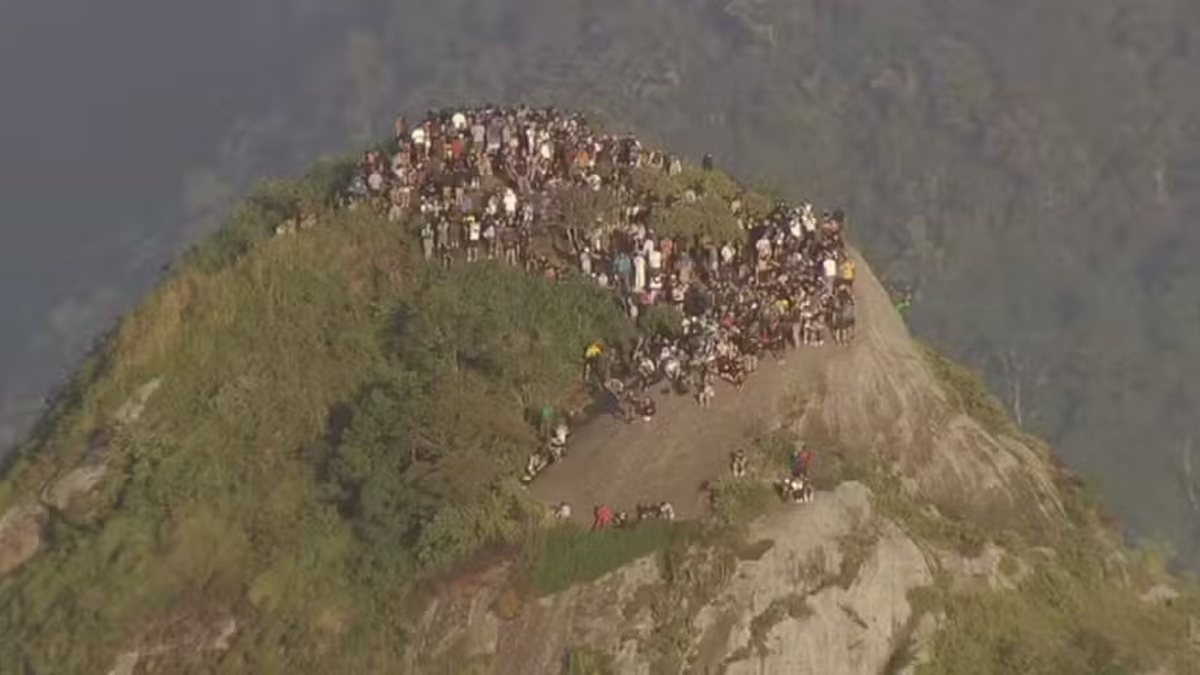 Vídeos: turistas ficam \u0027ilhados\u0027 em trilha durante tiroteio no Vidigal