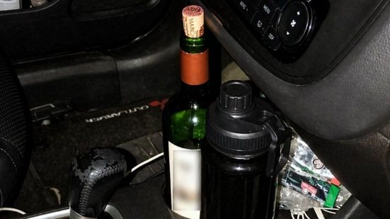 Vinho no carro, batida e acusação de injúria: motorista é preso por suspeita de embriaguez no Stella Maris - Divulgação / Ronda no Bairro