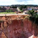 Imagens impressionantes: voçoroca avança em direção à pista e casas em Rio Largo - Ivan Amorim / TV Pajuçara