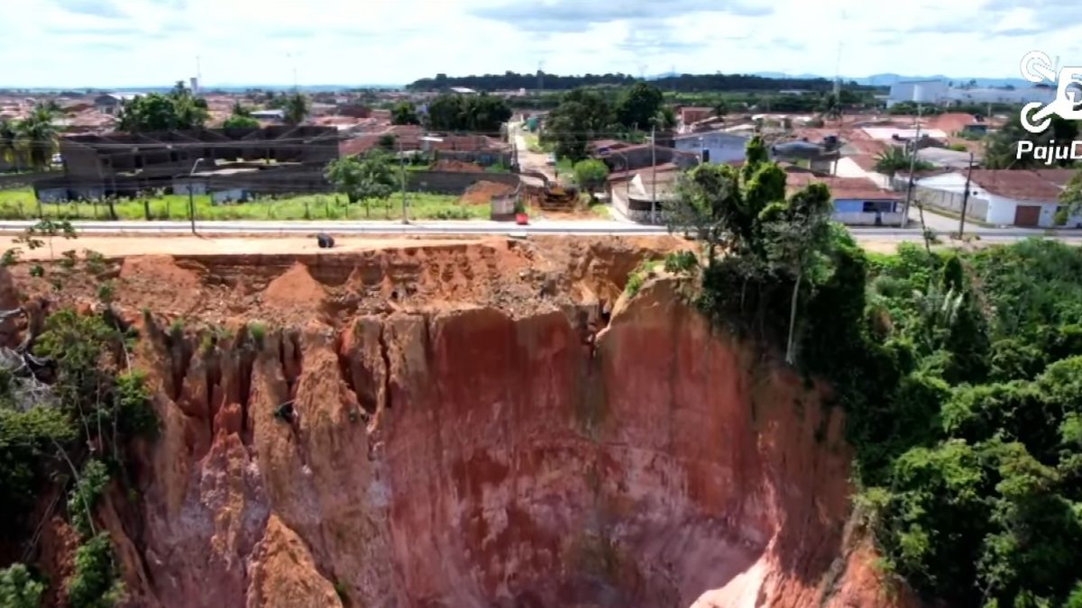 Imagens impressionantes: voçoroca avança em direção à pista e casas em Rio Largo