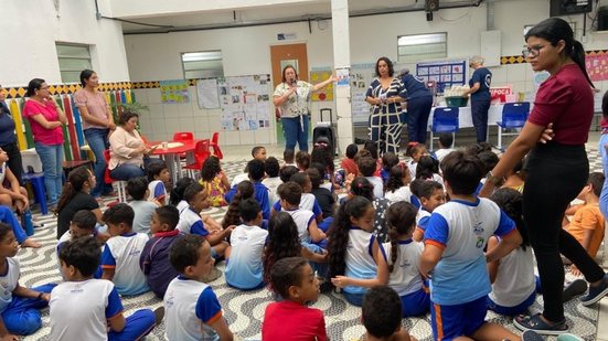 Candidatos conversam com a comunidade escolar e apresentam propostas de trabalho. - Foto: Cortesia