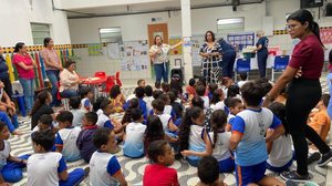 Candidatos conversam com a comunidade escolar e apresentam propostas de trabalho. - Foto: Cortesia