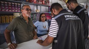 Para o funcionamento seguro desses estabelecimentos, é necessário um alvará de funcionamento, que comprova que o local está apto para comercializar os fogos. - Foto: Alisson Frazão / Secom Maceió