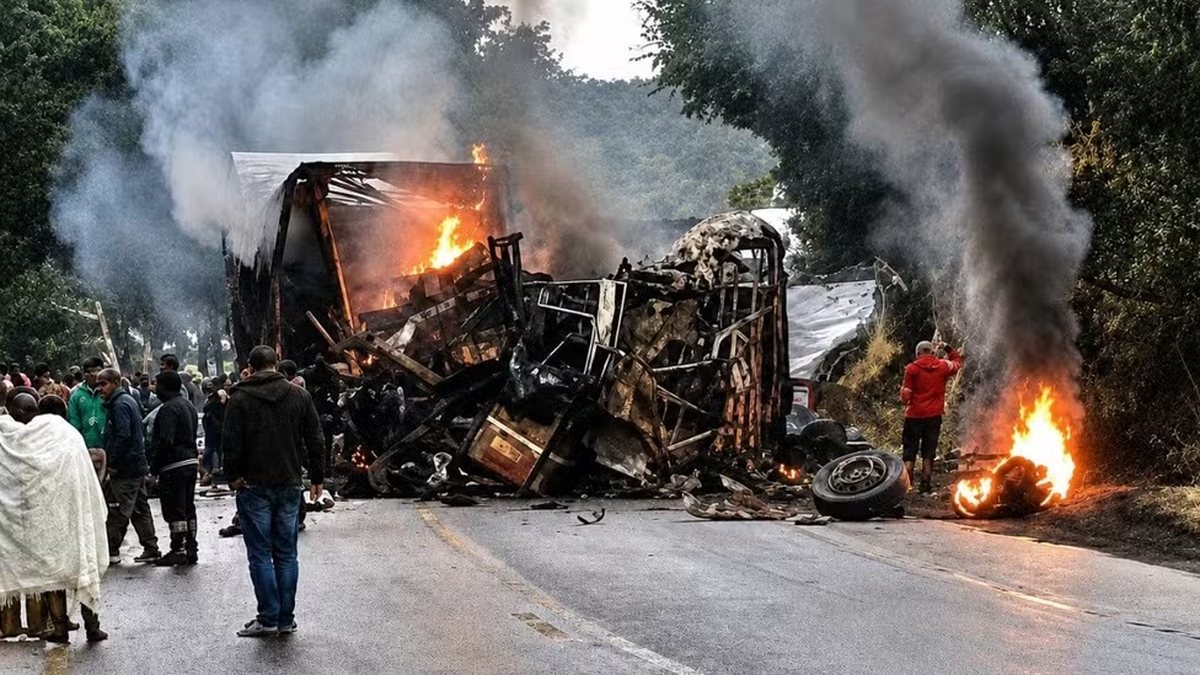 Vídeo: acidente com ônibus e caminhão deixa ao menos 8 mortos em MG