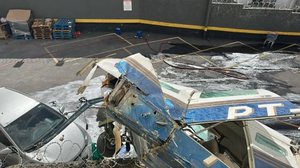 Destroços da aeronave que caiu em Belo Horizonte - Divulgação / Corpo de Bombeiros