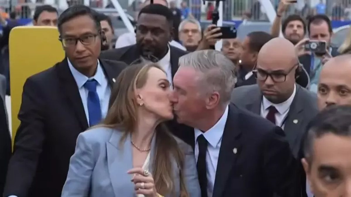 Quem é a esposa de Ancelotti que ganhou beijo antes da convocação dos jogadores