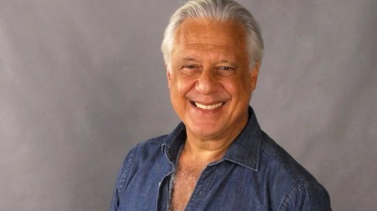 Antonio Fagundes zomba do público de teatro atrasado e distraído em espetáculo