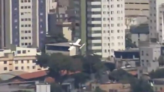Vídeo mostra momento em que avião cai e bate em prédio em Belo Horizonte - Reprodução / TV Globo