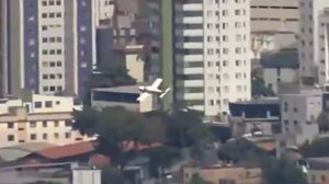 Vídeo mostra momento em que avião cai e bate em prédio em Belo Horizonte - Reprodução / TV Globo