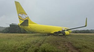 Avião que saiu da pista em Salvador deixou marcas no chão - Reprodução / Redes sociais