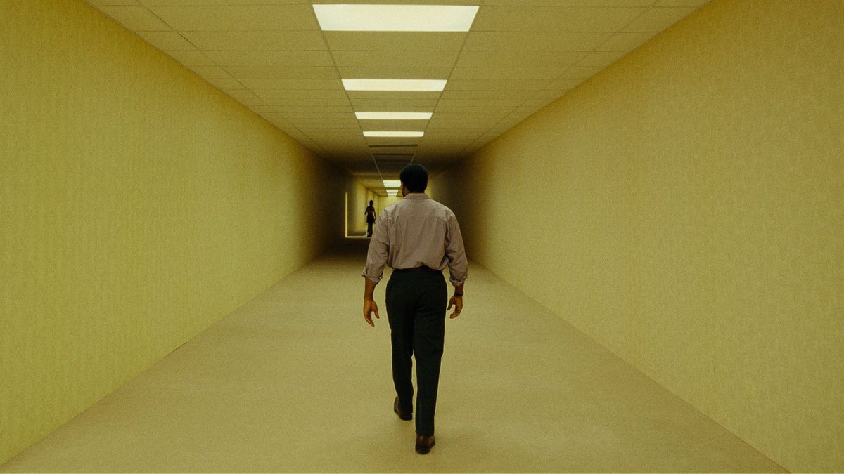 “Backrooms: Um Não\u002DLugar”: terror inspirado em curta famoso é a grande estreia