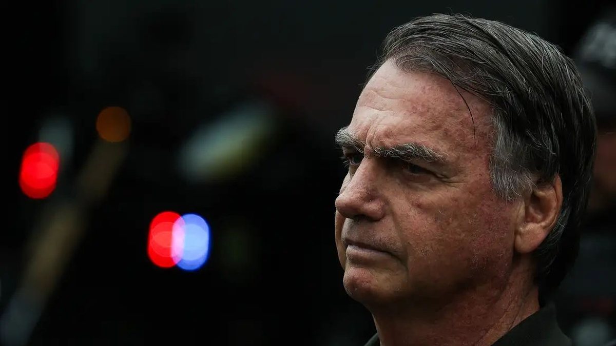 Bolsonaro tem alta de hospital e volta para prisão domiciliar após passar por cirurgia no ombro