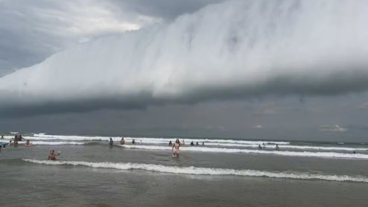 Nuvem gigante imita tsunami e assusta banhistas no litoral paulista\u003B veja vídeo