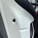 Porta do veículo, aparentemente um BYD Dolphin Plus, ficou danificada com a marca do tiro. - Cortesia ao TNH1