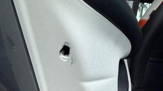 Porta do veículo, aparentemente um BYD Dolphin Plus, ficou danificada com a marca do tiro. - Cortesia ao TNH1