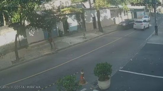 Câmera flagrou manobra irregular de carro de aplicativo - Reprodução / TV Globo