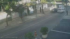 Câmera flagrou manobra irregular de carro de aplicativo - Reprodução / TV Globo