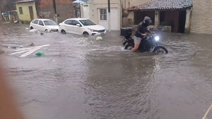 Motoristas enfrentam dificuldades com alagamentos após chuva em Maceió - Foto: Reprodução