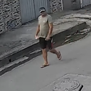 Câmeras de videomonitoramento registraram a ação do homem, que está sendo procurado pela polícia - Foto: Reprodução