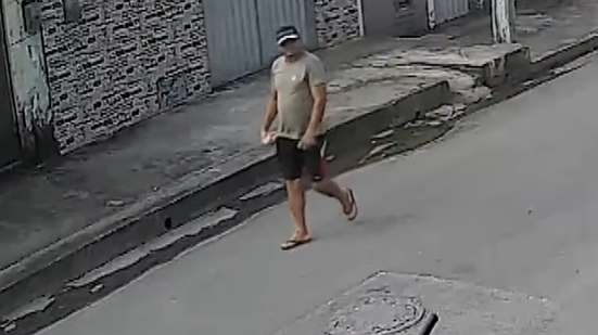Câmeras de videomonitoramento registraram a ação do homem, que está sendo procurado pela polícia - Foto: Reprodução
