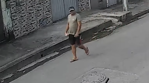 Câmeras de videomonitoramento registraram a ação do homem, que está sendo procurado pela polícia - Foto: Reprodução