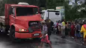 Veículo de transporte de passageiros saiu da pista e foi parar no acostamento da rodovia - Foto: Reprodução