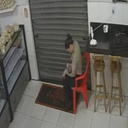 Em meio a uma ocorrência de violência doméstica e tentativa de feminicídio, agente da SMTT acolheu e amamentou um bebê de três meses no Sertão de Alagoas - Foto: Reprodução