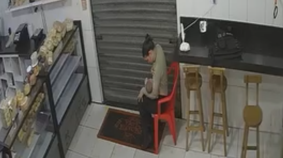 Em meio a uma ocorrência de violência doméstica e tentativa de feminicídio, agente da SMTT acolheu e amamentou um bebê de três meses no Sertão de Alagoas - Foto: Reprodução