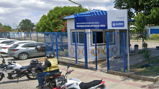 Adolescente recebeu encomenda na entrada da unidade escolar e levantou suspeitas após esconder pacote dentro da roupa. - Foto: Reprodução