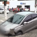 Carro cai em buraco no bairro Clima Bom, em Maceió - Foto: Reprodução