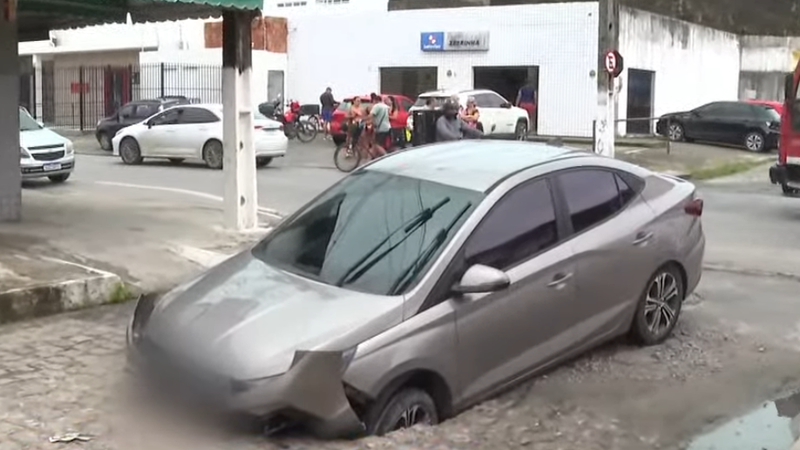 Carro cai em buraco no bairro Clima Bom, em Maceió - Foto: Reprodução