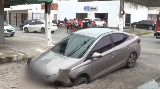 Carro cai em buraco no bairro Clima Bom, em Maceió - Foto: Reprodução