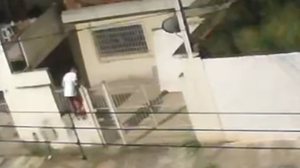 Momento em que suspeito pula portão de casa da vítima - Reprodução