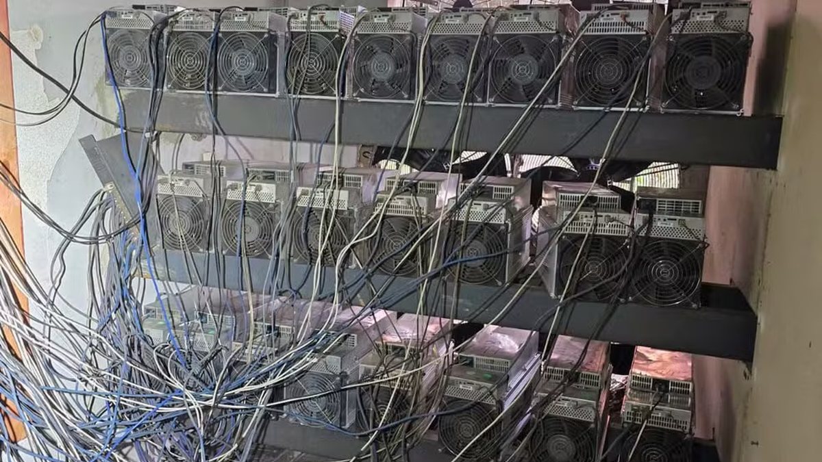Polícia encontra ‘fazenda’ de criptomoedas em área do Comando Vermelho no RJ