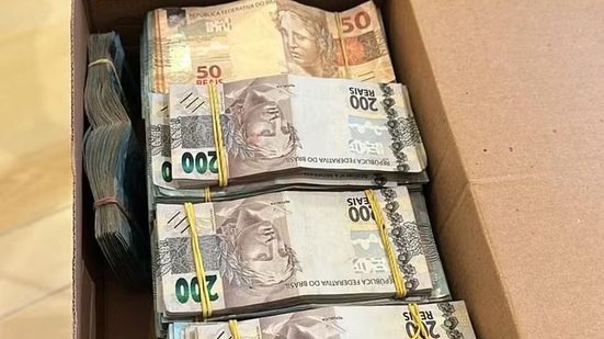 Dinheiro encontrado na casa de um policial civil alvo da Operação Sem Refino - Divulgação