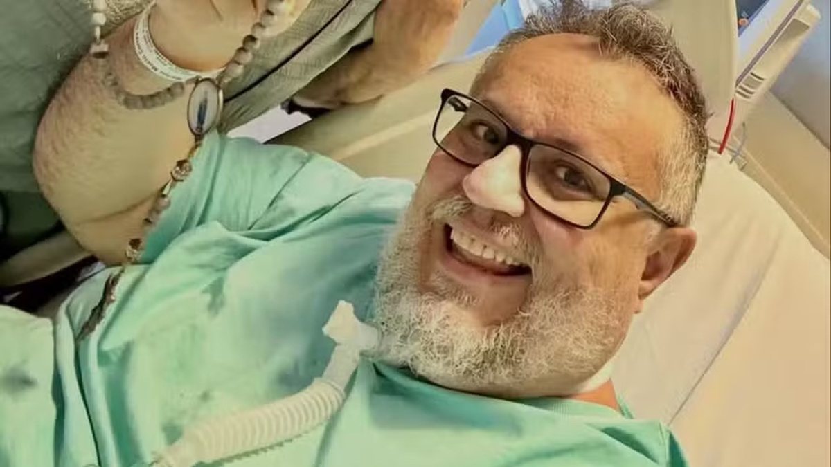 Doença rara: Padre mineiro que toma 315 comprimidos por dia deixa UTI