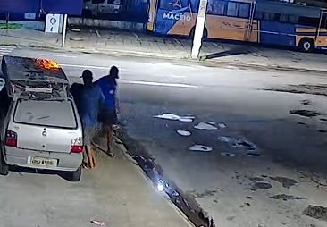 Vídeo mostra suspeitos de furto em loja no Poço\u003B carro, tvs e colchão foram levados