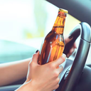Motorista foi autuado em flagrante por dirigir sob efeito de álcool, conforme previsto no Código de Trânsito Brasileiro - Foto: Freepik