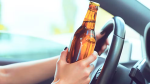 Motorista foi autuado em flagrante por dirigir sob efeito de álcool, conforme previsto no Código de Trânsito Brasileiro - Foto: Freepik